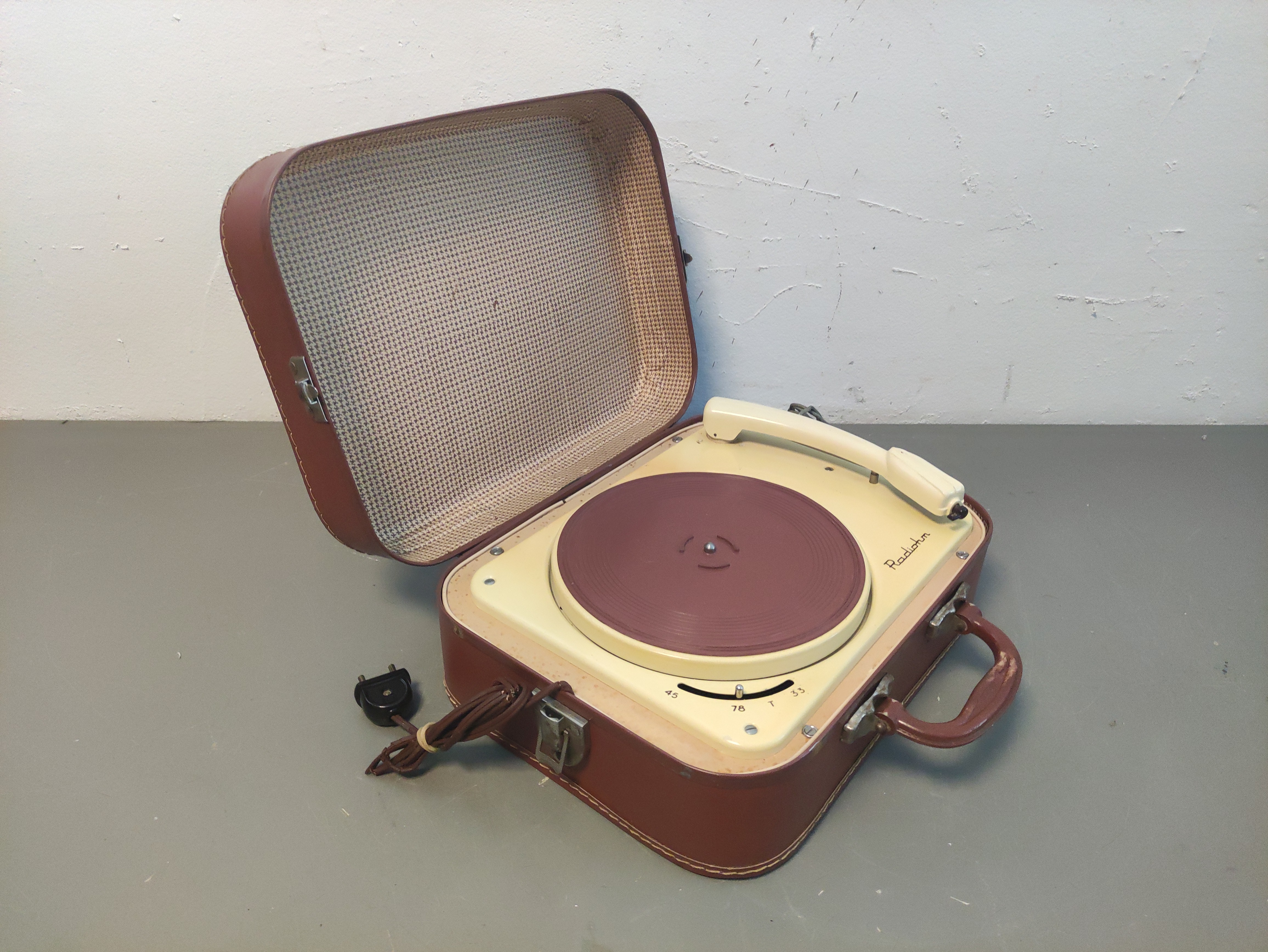 maleta tocadiscos radiohm piel metal 25.5x34x12.5 1u